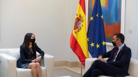El presidente del Gobierno, Pedro S&aacute;nchez, conversa en la Moncloa con la l&iacute;der de Ciudadanos, In&eacute;s Arrimadas, durante su ronda de contactos con los partidos pol&iacute;ticos.