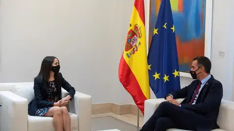 El presidente del Gobierno, Pedro Sánchez, conversa en la Moncloa con la líder de Ciudadanos, Inés Arrimadas, durante su ronda de contactos con los partidos políticos. El presidente del Gobierno, Pedro Sánchez, conversa en la Moncloa con la líder de Ciudadanos, Inés Arrimadas, durante su ronda de contactos con los partidos políticos.