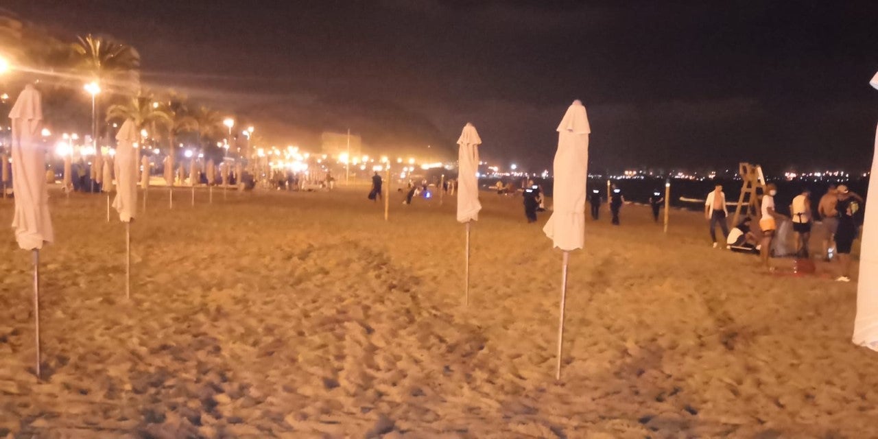 El ocio nocturno se desplaza a viviendas privadas y a la playa El ocio nocturno se desplaza a viviendas privadas y a la playa