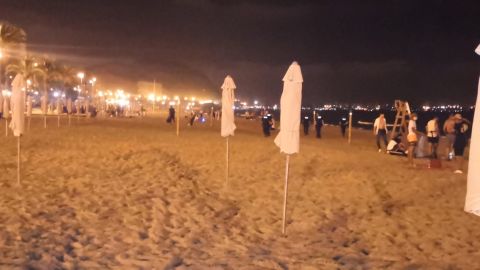 J&oacute;venes en la playa