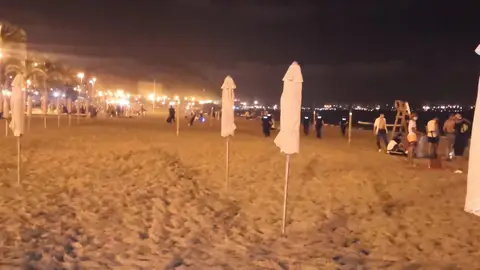 Jóvenes en la playa Jóvenes en la playa