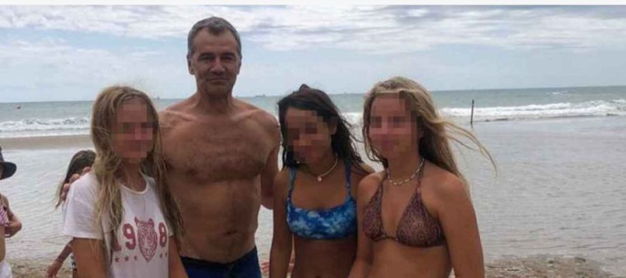 Toni Cantó, junto a las chicas a las que socorrió en la playa Toni Cantó, junto a las chicas a las que socorrió en la playa