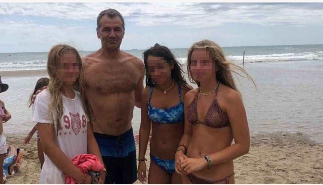 Toni Cantó se lanza al mar y socorre a tres chicas en una playa de Oropesa del Mar Toni Cantó se lanza al mar y socorre a tres chicas en una playa de Oropesa del Mar