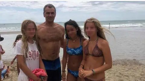 Toni Cantó, junto a las chicas a las que socorrió en la playa Toni Cantó, junto a las chicas a las que socorrió en la playa