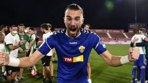 Miguel San Román celebra el ascenso a Primera División del Elche CF en el estadio de Montilivi de Girona. ELCHE CF