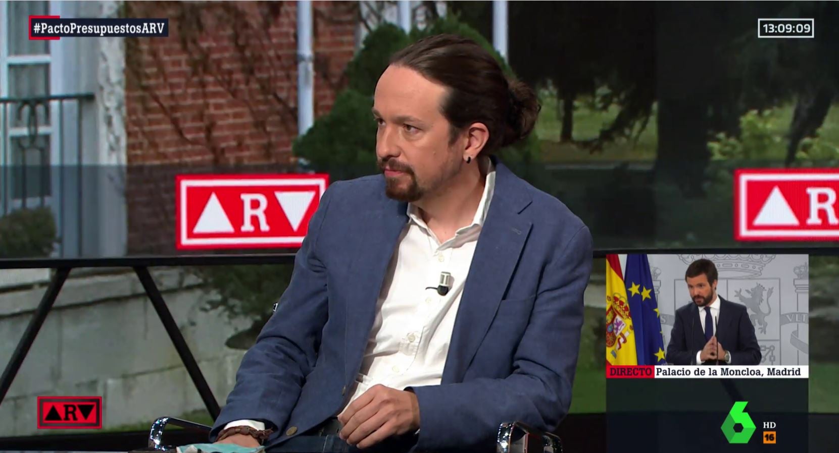 El cambio de 'look' de Pablo Iglesias: reaparece en televisión con moño y pendientes El cambio de 'look' de Pablo Iglesias: reaparece en televisión con moño y pendientes