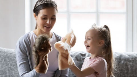Muchas familias buscan canguros para sus hijos