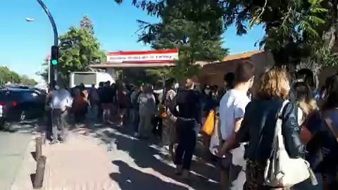 Largas colas en la primera jornada de pruebas PCR a los docentes de la Comunidad de Madrid