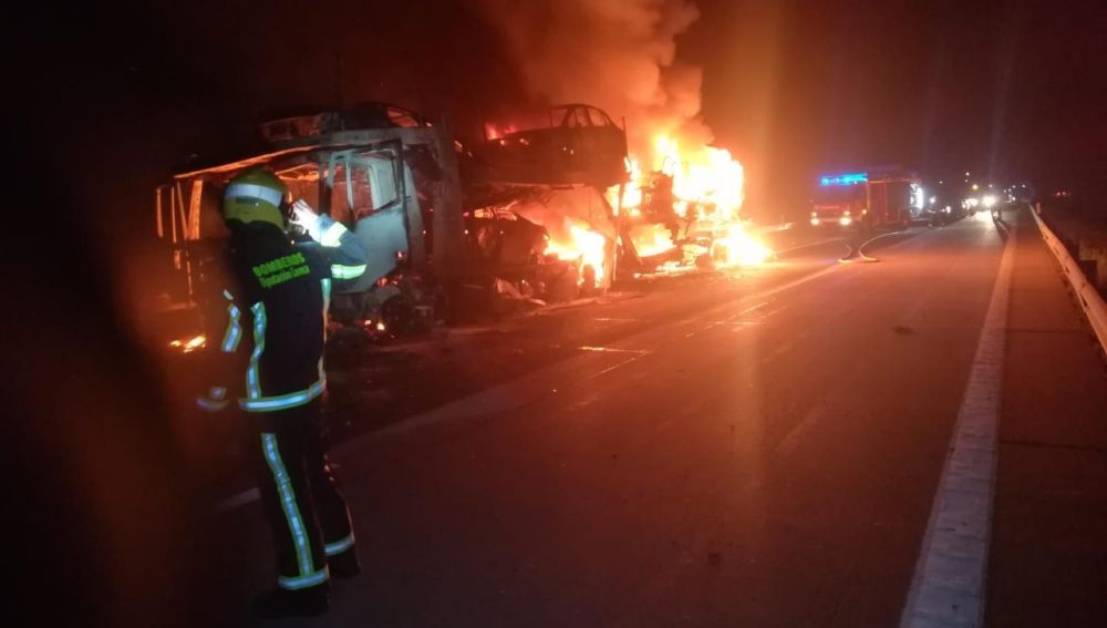 El camión que transportaba tres turismos salió ardiendo