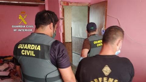 Agentes de la Guardia Civil con uno de los detenidos. 