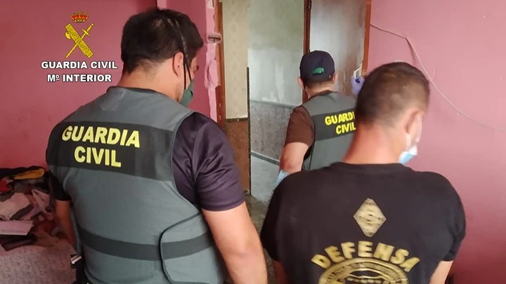Agentes de la Guardia Civil con uno de los detenidos. Agentes de la Guardia Civil con uno de los detenidos.