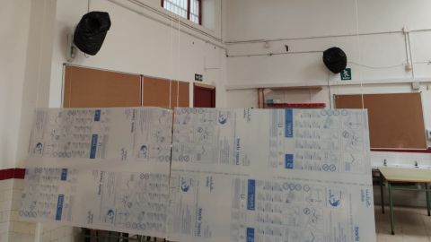 Mamparas de separaci&oacute;n en el comedor del CEIP Candalix