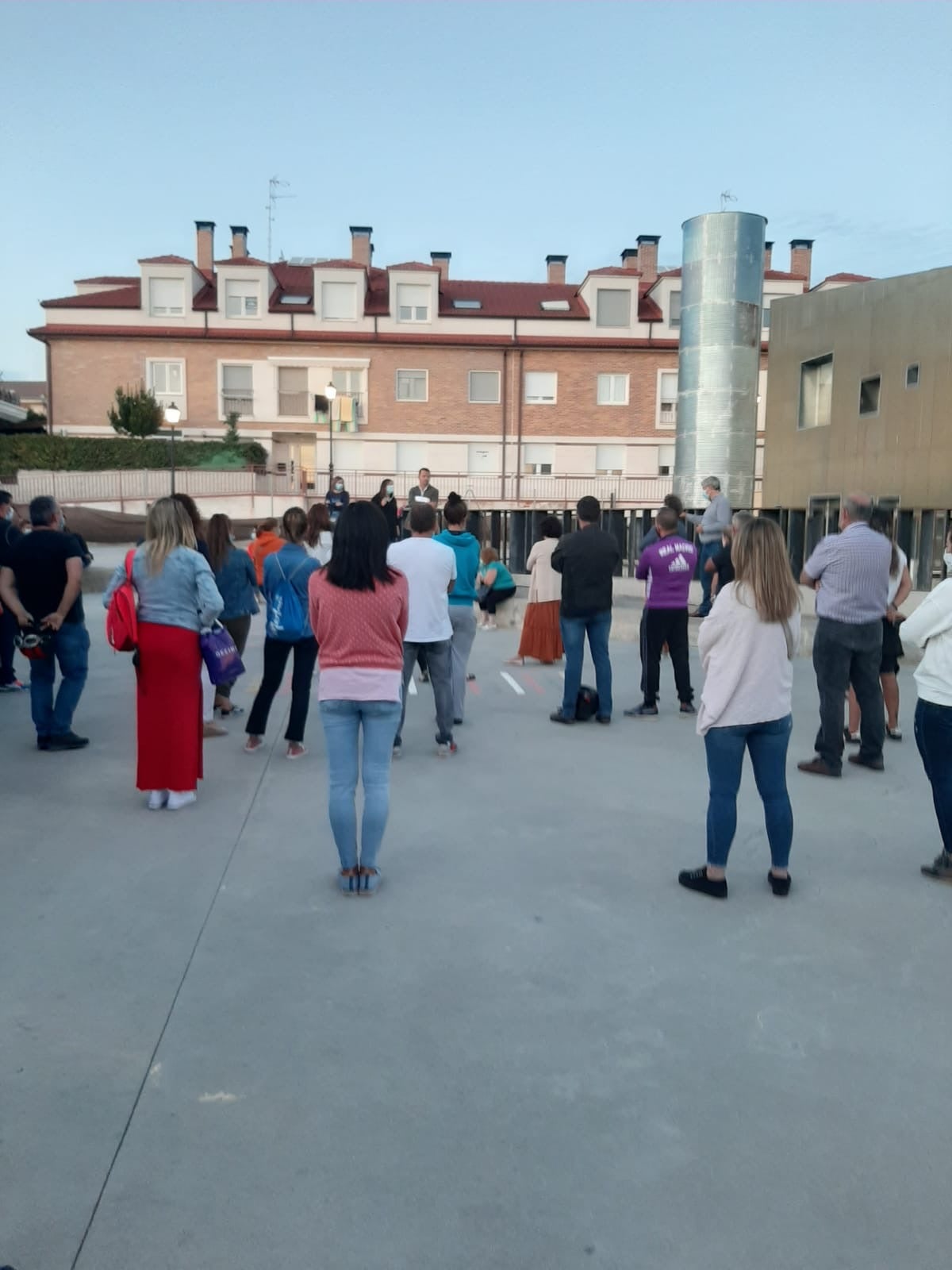 El AMPA del colegio de Hontanares pide soluciones para sus hijos sigan estudiando en el pueblo El AMPA del colegio de Hontanares pide soluciones para sus hijos sigan estudiando en el pueblo