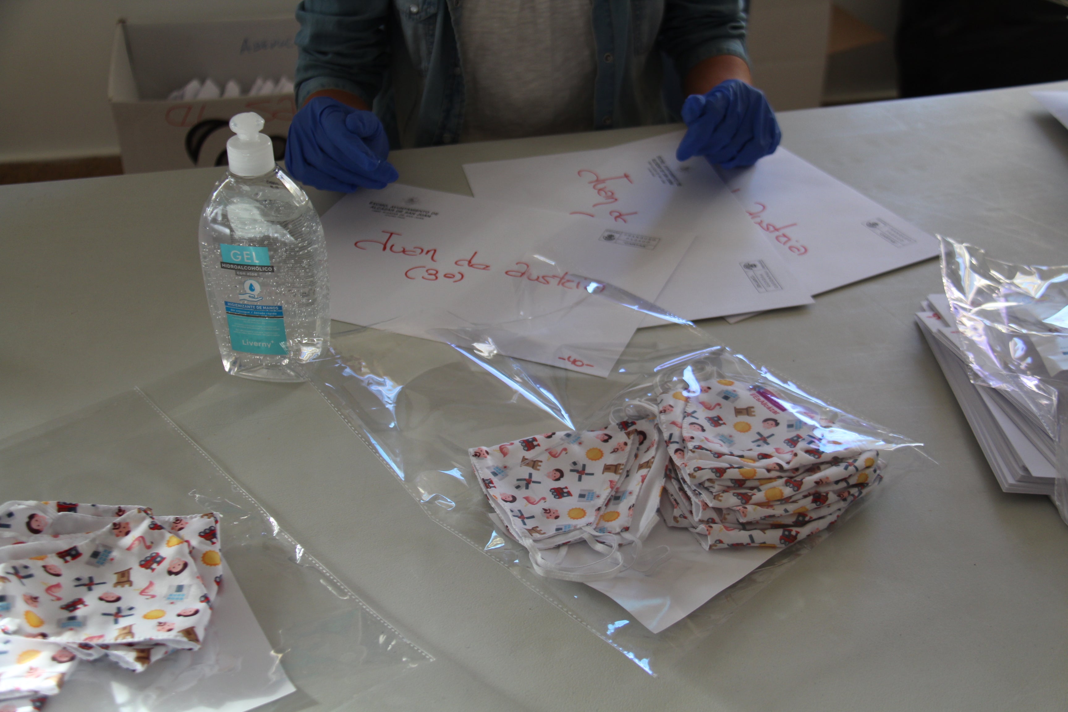 El ayuntamiento de Mérida volverá a repartir 900.000 kits de mascarillas y geles hidroalcóholicos a los escolares de la ciudad El ayuntamiento de Mérida volverá a repartir 900.000 kits de mascarillas y geles hidroalcóholicos a los escolares de la ciudad