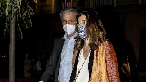 Xandra Falcó y Jaime Carvajal y Hoyos por las calles de Madrid Xandra Falcó y Jaime Carvajal y Hoyos por las calles de Madrid