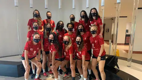 Las 15 jugadoras del Club Balonmano Elche que estuvieron en la localidad malagueña de Alhaurín de la Torre para disputar la fase final de la Copa de la Reina 2019/20. CLUB BALONMANO ELCHE