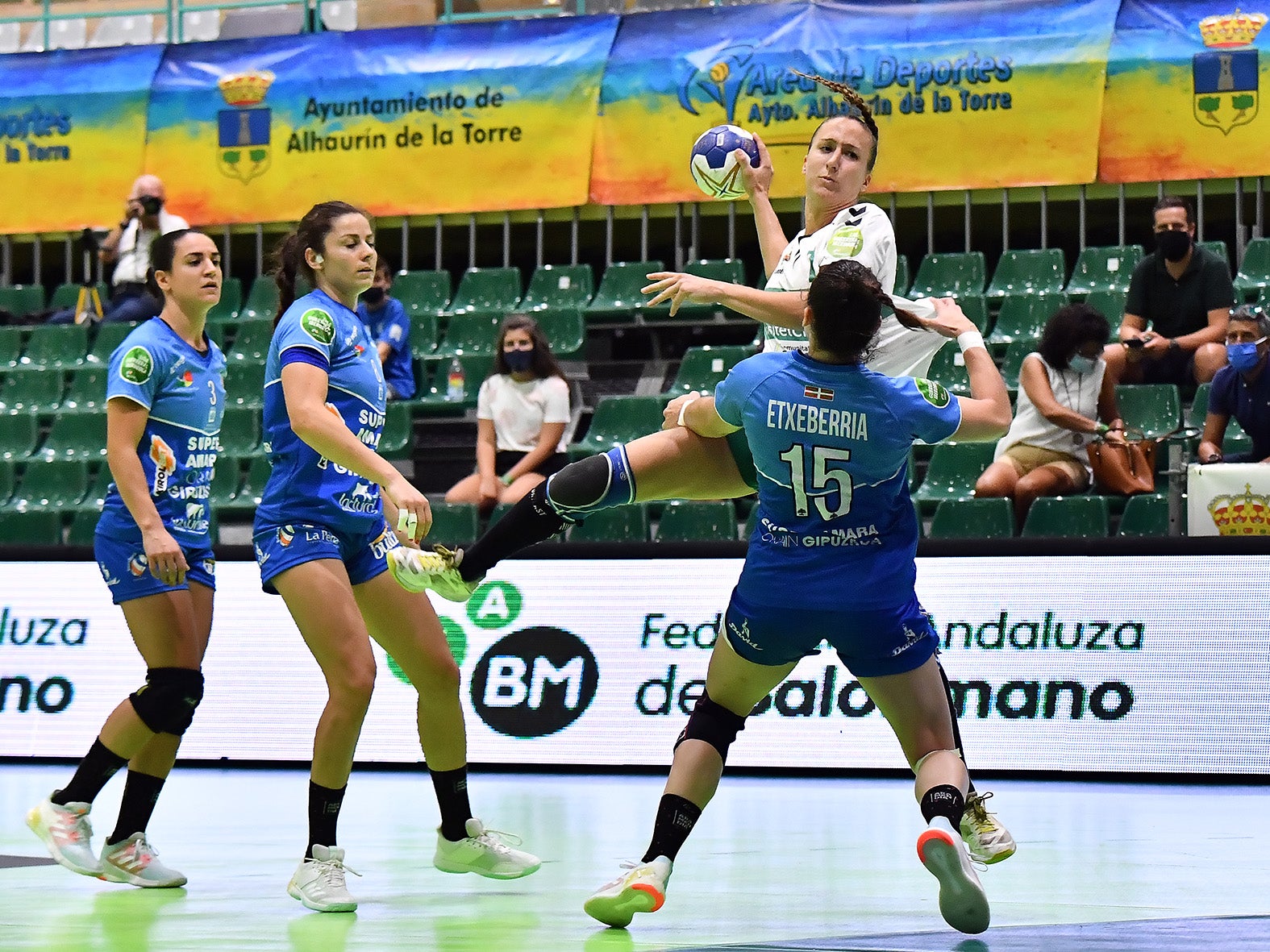 Una gran Ivet Musons lidera al Elche en su triunfo ante el Bera Bera (24-28) Una gran Ivet Musons lidera al Elche en su triunfo ante el Bera Bera (24-28)