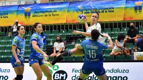 Ivet Musons, autora de once goles en la victoria ante el Bera Bera San Sebastián. Ivet Musons, autora de once goles en la victoria ante el Bera Bera San Sebastián.