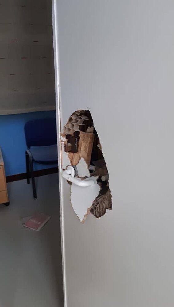 Destrozos en buena parte del mobiliario