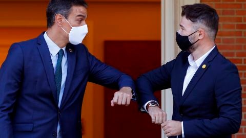 El presidente del Gobierno, Pedro S&aacute;nchez, recibe al portavoz de ERC, Gabriel Rufi&aacute;n, en el Palacio en La Moncloa