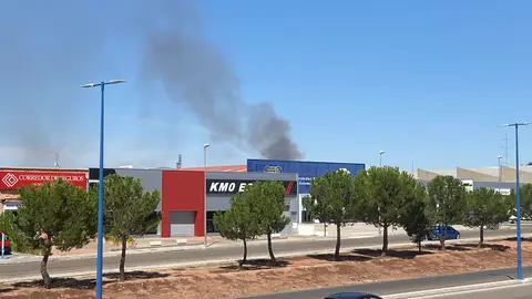 Columna de humo desde los estudios de Onda Cero Junto a la Travesía Adolfo Suárez