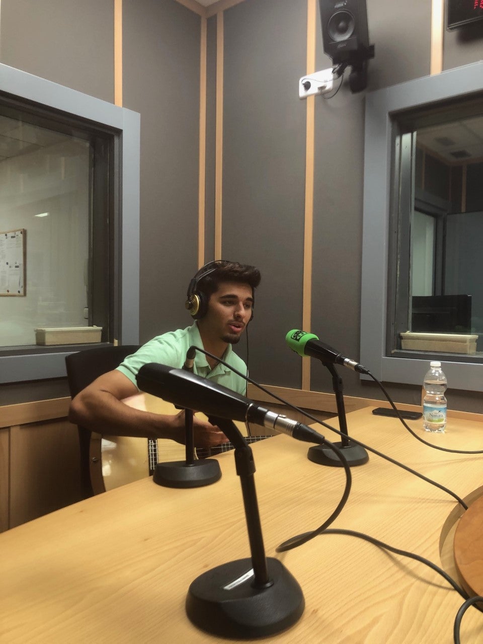 Entrevista con el compositor, cantante y guitarrista Julio Benavente Castro, que acaba de lanzar su primer single Entrevista con el compositor, cantante y guitarrista Julio Benavente Castro, que acaba de lanzar su primer single