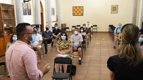 L&acute;alcalde i la regidora d&acute;Educaci&oacute; s&acute;han reunit amb les mares i pares d&acute;alumnes per explicar els plans d&acute;actuaci&oacute; de l&acute;Ajuntament en els centres