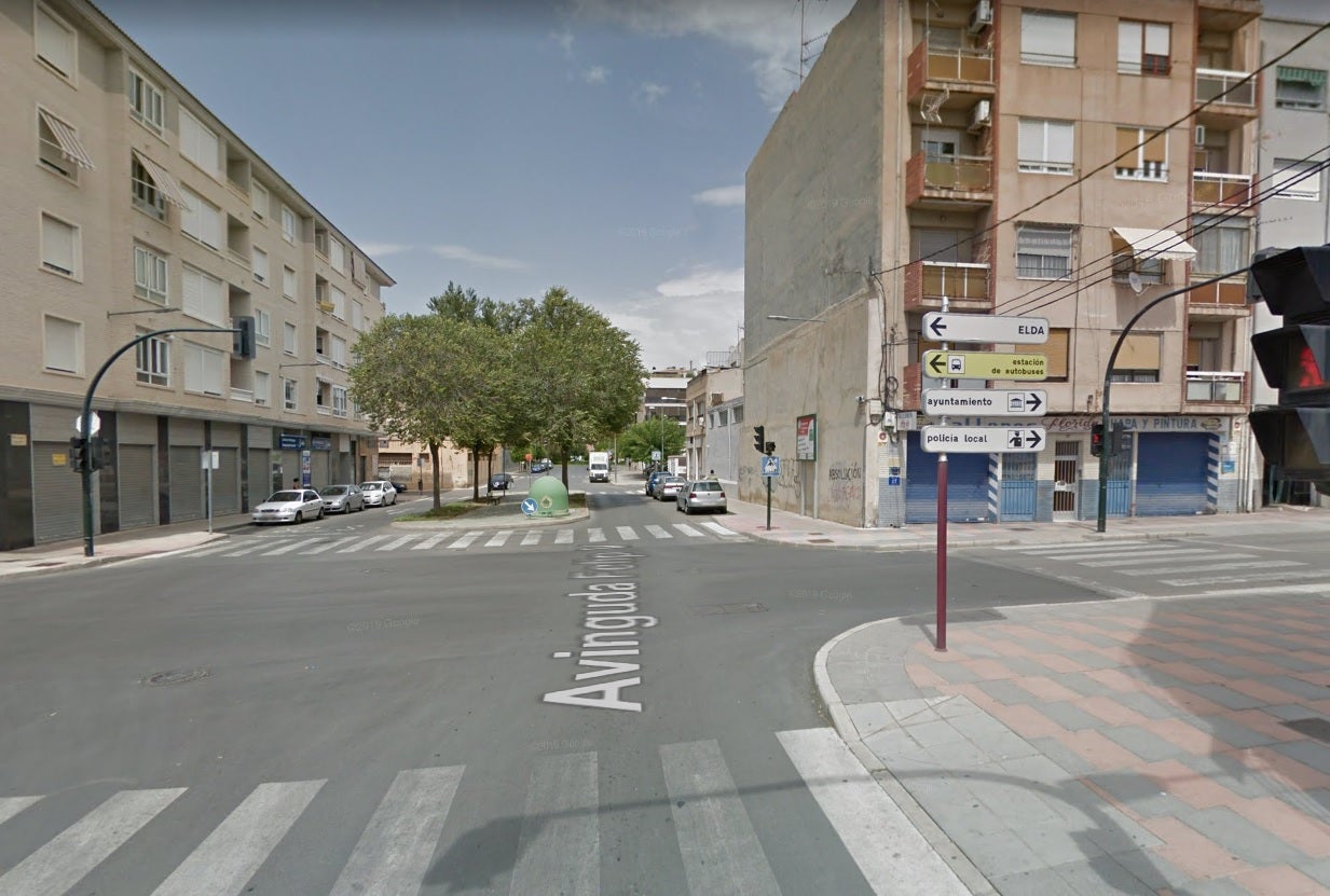Dos mujeres resultan heridas tras ser atropelladas por una furgoneta en la avenida Felipe V de Petrer Dos mujeres resultan heridas tras ser atropelladas por una furgoneta en la avenida Felipe V de Petrer