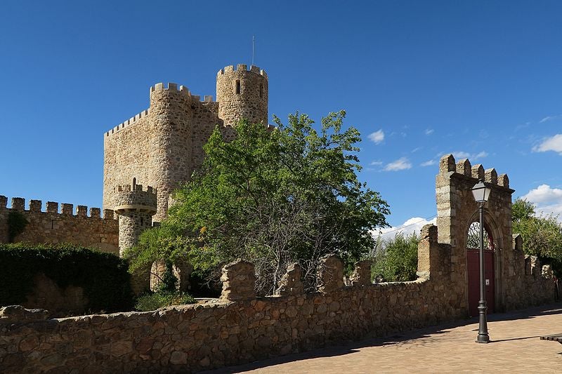 Eduardo Manostijeras tiene su bosque encantado en un pueblo de Madrid: "Las hadas existen y están aquí" Eduardo Manostijeras tiene su bosque encantado en un pueblo de Madrid: "Las hadas existen y están aquí"