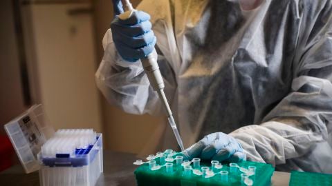 OMS indica que la vacuna no saldr&aacute; hasta mediados de 2021