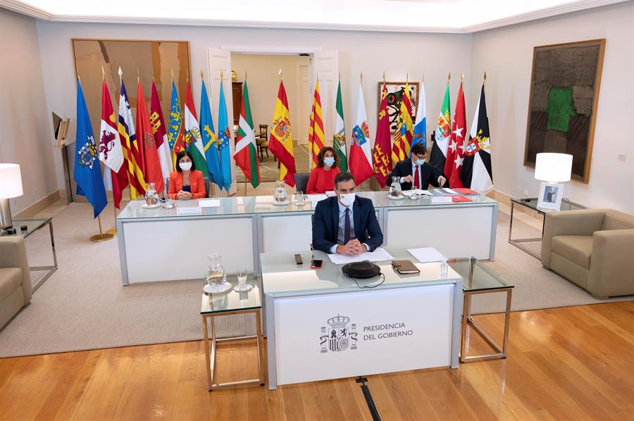 Sánchez pide a las comunidades no cerrar colegios sin consultar con Sanidad para no extender contagios Sánchez pide a las comunidades no cerrar colegios sin consultar con Sanidad para no extender contagios