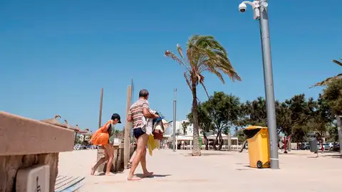Los cuerpos de la Policía Local de Baleares vigilarán que las personas en cuarentena no salgan a la calle Los cuerpos de la Policía Local de Baleares vigilarán que las personas en cuarentena no salgan a la calle