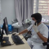 Un metge atén per telèfon un pacient en centre d'atenció primària de Girona
