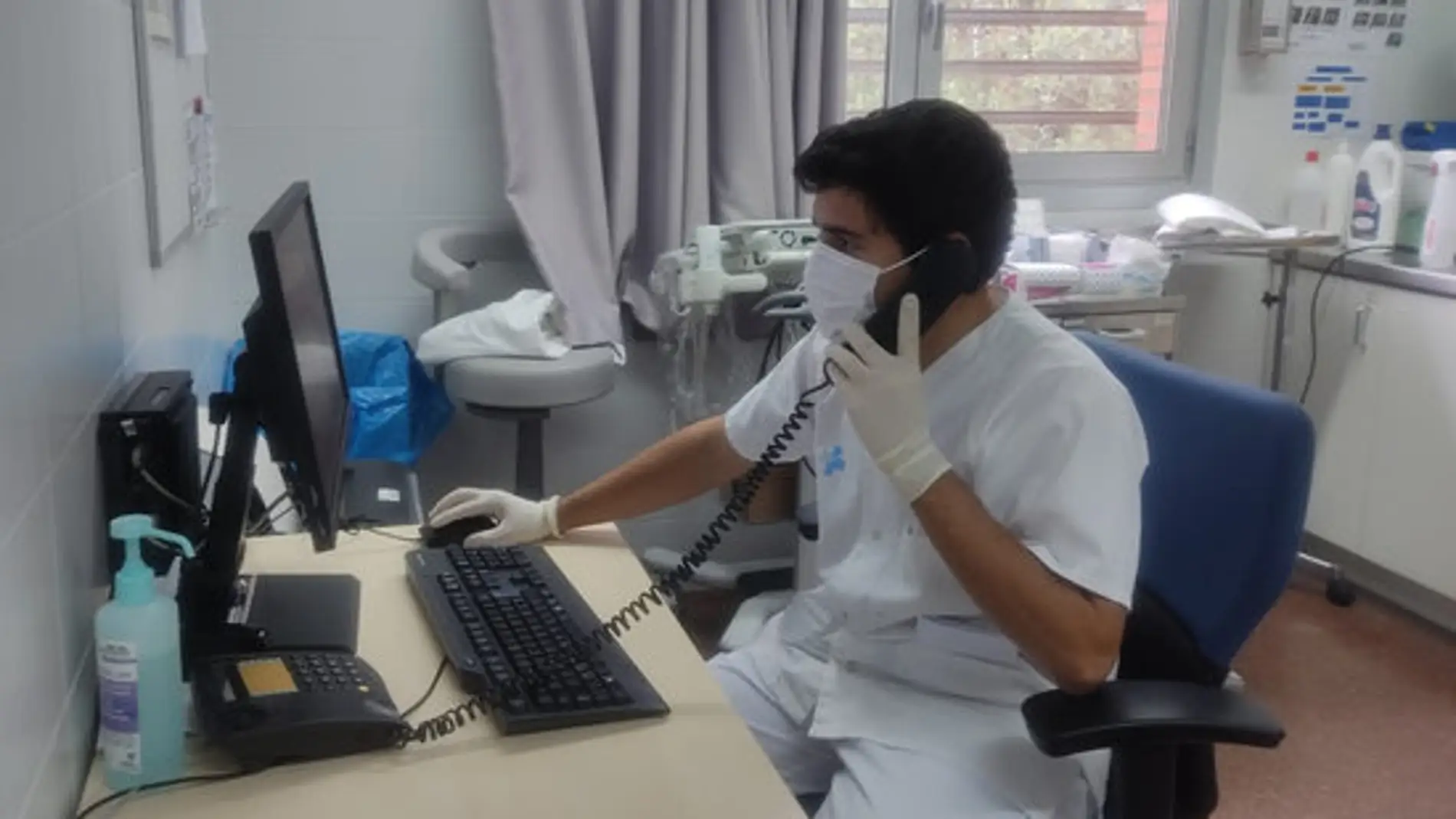 Un metge atén per telèfon un pacient en centre d'atenció primària de Girona
