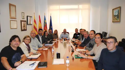 Imatge d´arxiu de la comissió informativa de les penyes amb els veïns d´abans de la pandèmia. La mesura de prohibir fer ús de penyes i casals es va publicar dissabte passat en el Butlletí Oficial de la Província, per la qual cosa està ja plenament vigent.