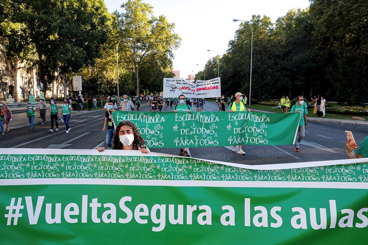 Cientos de personas se manifiestan en la defensa de la educación pública Cientos de personas se manifiestan en la defensa de la educación pública