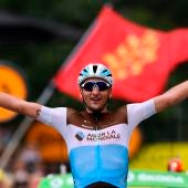 Nans Peters celebra la victoria de etapa en el Tour de Francia