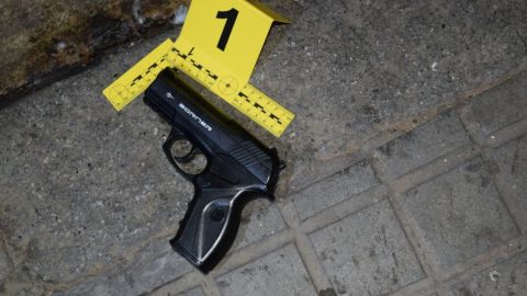 Imagen de la pistola de aire comprimido que el detenido arroj&oacute; al contenedor de pl&aacute;stico