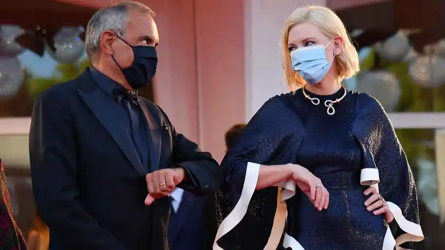 Alberto Barbera y Cate Blanchett se saludan en la alfombra roja de Venecia 2020 Alberto Barbera y Cate Blanchett se saludan en la alfombra roja de Venecia 2020