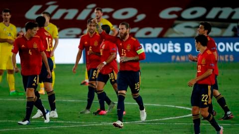 Los jugadores de Espa&ntilde;a celebran el gol de Ramos
