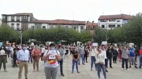 Concentraci&oacute;n vecinal en Santo&ntilde;a para pedir el retraso del inicio del curso escolar hasta que finalice el confinamiento