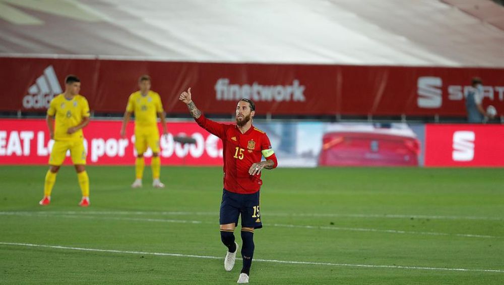 El capitán de la selección española, Sergio Ramos, celebra su gol ante Ucrania