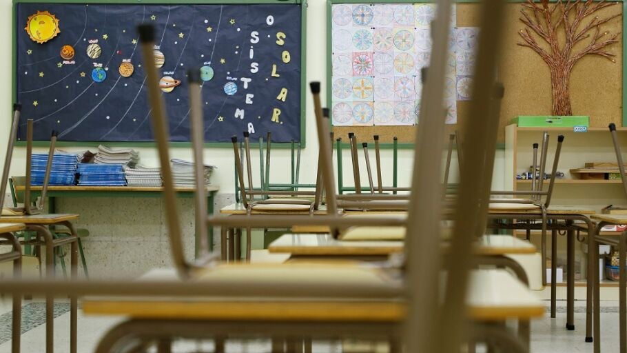 Aula vac&iacute;a de un colegio p&uacute;blico 