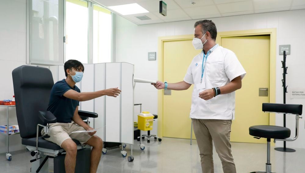 Un paciente es atendido por un gestor de covid-19 en el CAP Roger de Barcelona