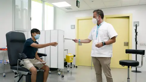 Un paciente es atendido por un gestor de covid-19 en el CAP Roger de Barcelona Un paciente es atendido por un gestor de covid-19 en el CAP Roger de Barcelona