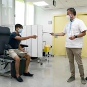 Un paciente es atendido por un gestor de covid-19 en el CAP Roger de Barcelona