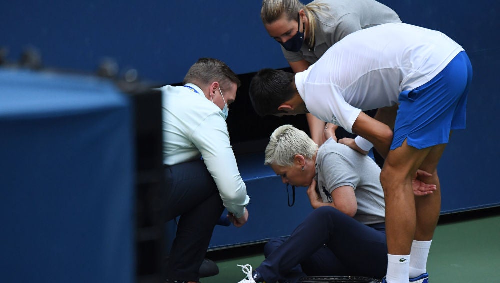 Djokovic se acerca a la juez de línea a la que propinó el pelotazo en el US Open Djokovic se acerca a la juez de línea a la que propinó el pelotazo en el US Open