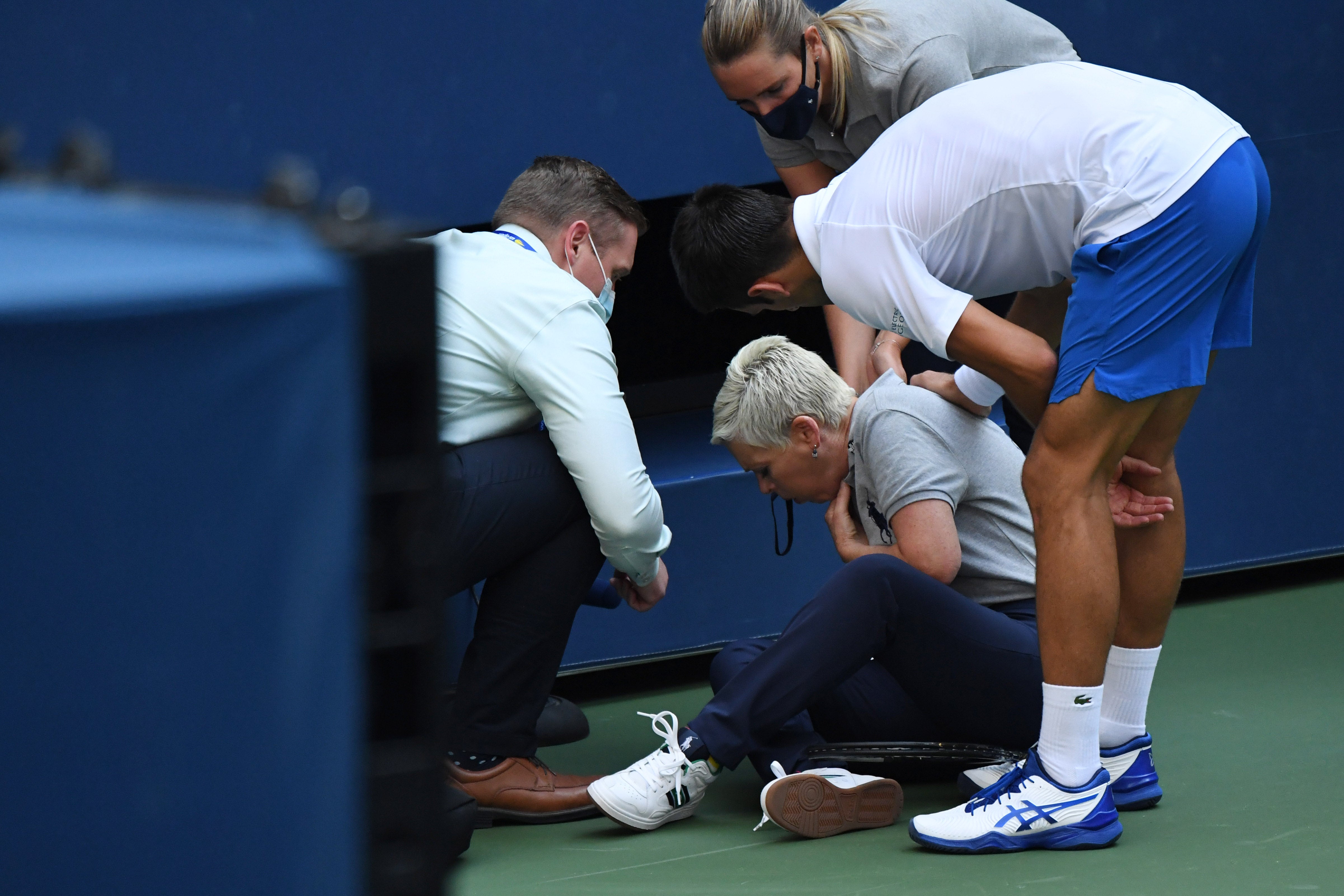 Djokovic, descalificado del US Open por dar un pelotazo a una jueza de línea Djokovic, descalificado del US Open por dar un pelotazo a una jueza de línea