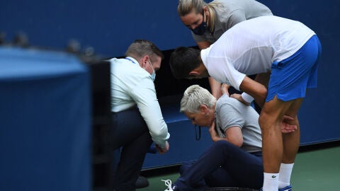 Djokovic se acerca a la juez de l&iacute;nea a la que propin&oacute; el pelotazo en el US Open