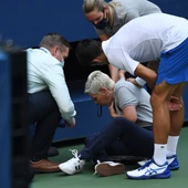 Djokovic se acerca a la juez de línea a la que propinó el pelotazo en el US Open Djokovic se acerca a la juez de línea a la que propinó el pelotazo en el US Open